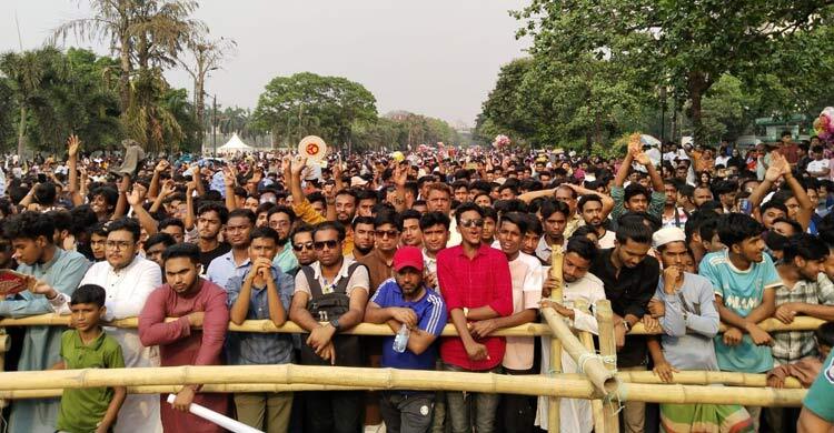 মানিক মিয়া অ্যাভিনিউতে কনসার্টে মানুষের ভিড়